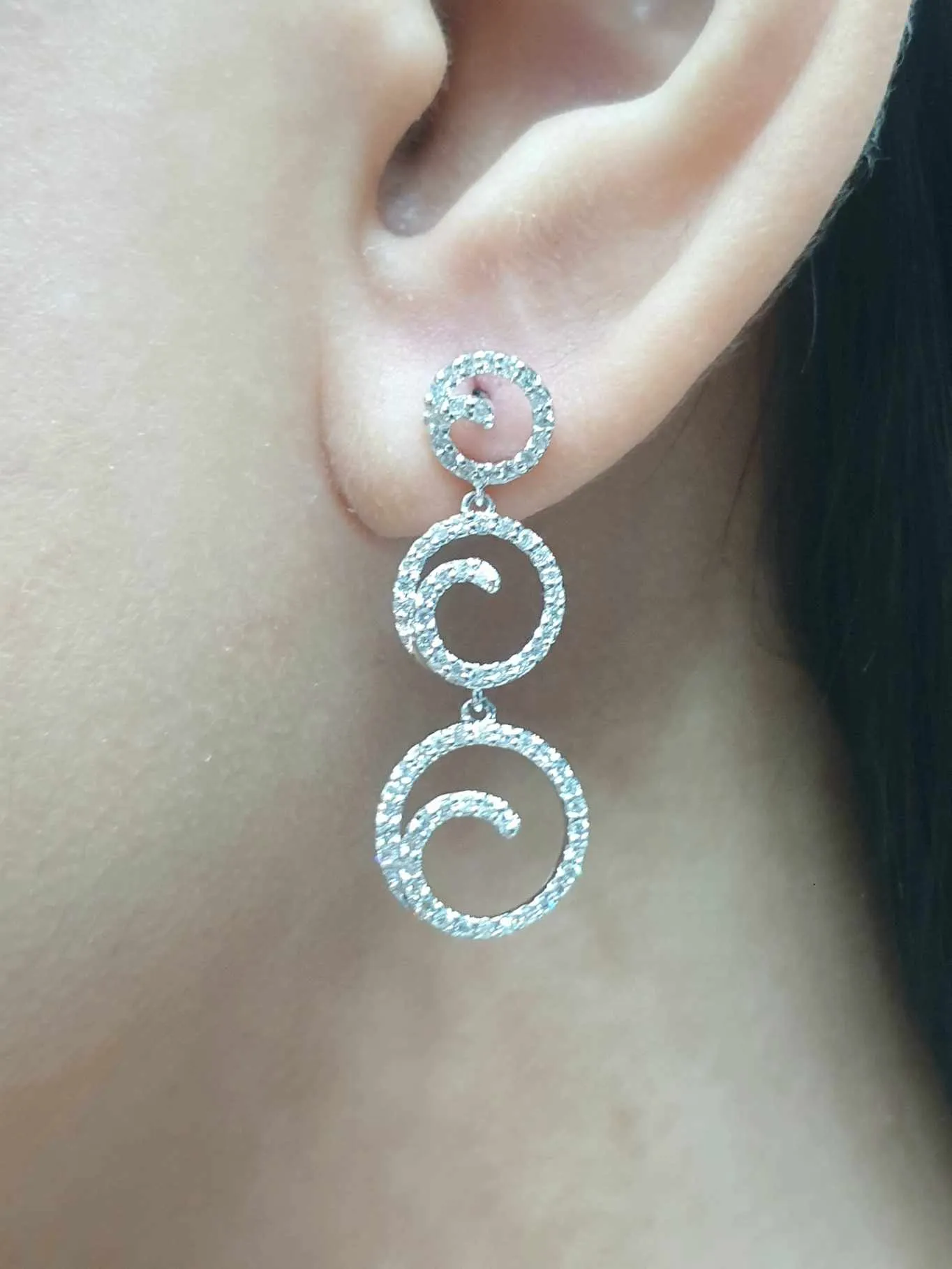 #LVNA2024 | Adorable Round Statement Dangling Diamond Earrings 18kt